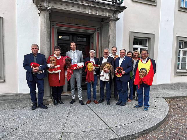 Vertreter der Vereinigung Schwäbisch-Alemannischer Narrenzünfte am Dienstag in Weingarten. Im grauen Anzug: Der Oberbürgermeister von ...