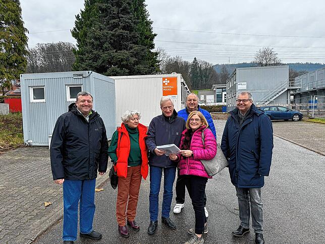 In Bad Säckingen und umliegenden Orten waren Unterschriften für die Wiedereröffnung der Notfallpraxis gesammelt worden. Hier übergibt ...