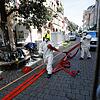 Die Einsatzkräfte arbeiten auch am Freitag, 26. Juli, tatkräftig in der Zollernstraße. Ihr Ziel ist, weiter Glutnester zu löschen und ...