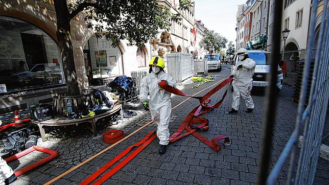 Die Einsatzkräfte arbeiten auch am Freitag, 26. Juli, tatkräftig in der Zollernstraße. Ihr Ziel ist, weiter Glutnester zu löschen und ...