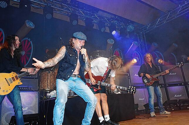 Bild 2: Barock serviert musikalisches Feuerwerk: Bilder der AC/DC Tribute Show in Unadingen
