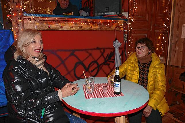 Bild 16: Gäste feiern Après-Ski-Party im Gasthaus „Löwen“ zur Musik von DJ Aleks. Hüttengaudi ist ein Hit.
