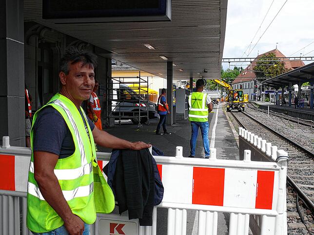 Dursun Yildiz hat die Sicherungsaufsicht über die Arbeiten am Bahnsteig 1 inne. Das ist auch nötig, weil immer wieder Fahrgäste ...