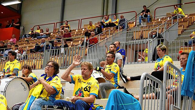 Luftig sitzen, statt eng gedrängt stehen: der Fanclub der HSG Konstanz.