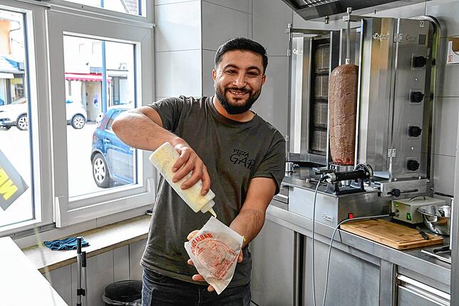 Soße muss sein: Bahzad Youssef arbeitet am Dönergrill im Gap-Imbiss seines Bruders Khaled.