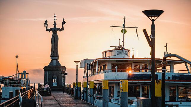 (Archivbild) Die Imperia thront an der Hafeneinfahrt. Seit August 2024 steht sie nun offiziell unter Denkmalschutz.