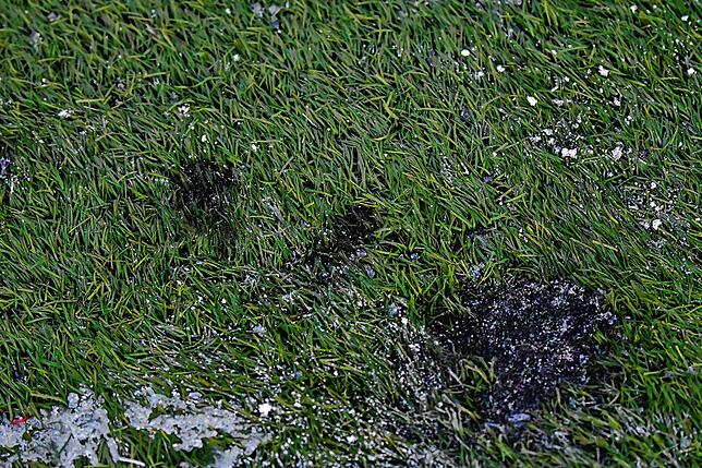 Brandflecken: Bis aufs Granulat sind unzählige Stellen des Bernauer Kunstrasenplatzes verschmort.