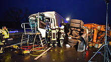 Zerstörte Fahrzeuge stehen auf der A5 Heidelberg-Darmstadt an der der Anschlussstelle Darmstadt-Eberstadt. Ein Sattelzug war bereits in ...