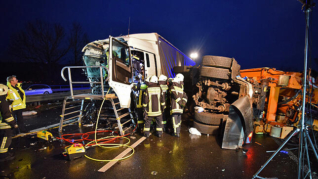 Zerstörte Fahrzeuge stehen auf der A5 Heidelberg-Darmstadt an der der Anschlussstelle Darmstadt-Eberstadt. Ein Sattelzug war bereits in ...