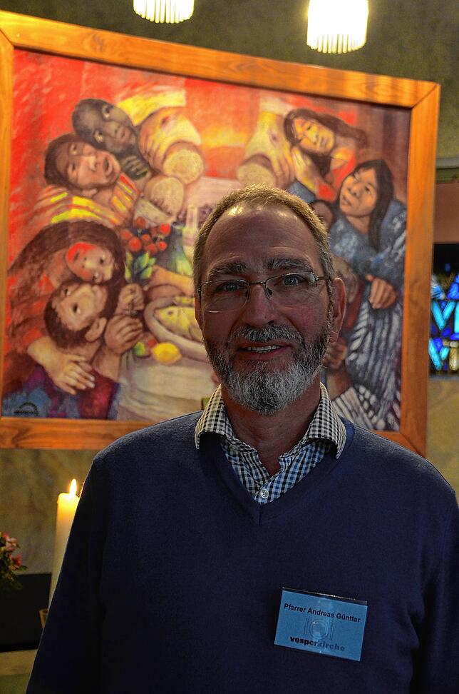Unter dem Altarbild von Sieger Köder in der Schwenninger Pauluskirche hat Pfarrer Andreas Güntter über 25 Jahre Gottesdienste gefeiert. ...