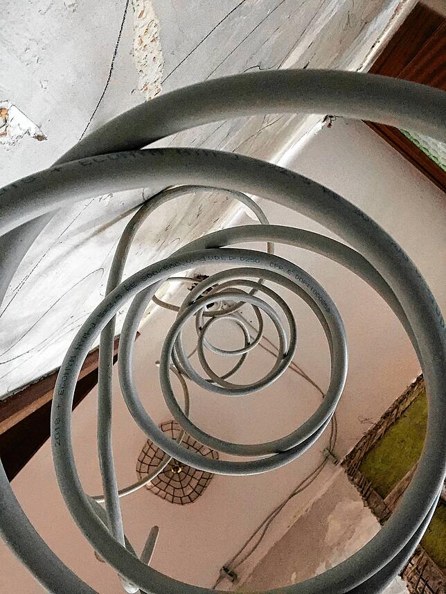 Kabel so weit das Auge reicht.
