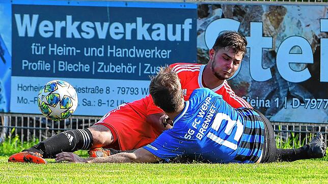 Aufgepasst: Torhüter Yannik Boll (hier gegen Marcel Leitner) rettete beim 2:0 gegen die SG FC Wehr-Brennet mehrfach den Vorsprung von ...