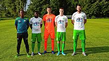 Das Trainer-Duo des DJK Donaueschingen II mit seinen neuen Spielern (von links): Nasser Alassani (Chefcoach), Ceesay Bubacar (FC ...