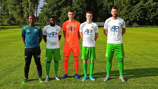 Das Trainer-Duo des DJK Donaueschingen II mit seinen neuen Spielern (von links): Nasser Alassani (Chefcoach), Ceesay Bubacar (FC ...