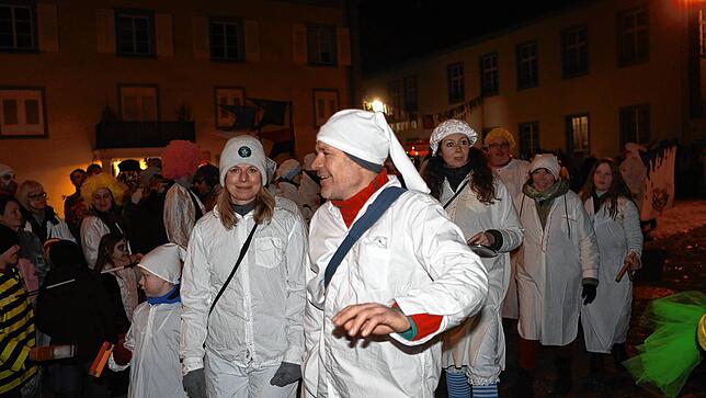 Bild 28: Schmotziger Dunschtig: Ho Narro! Im Schlafgewand geht&lsquo;s durch die Altstadt