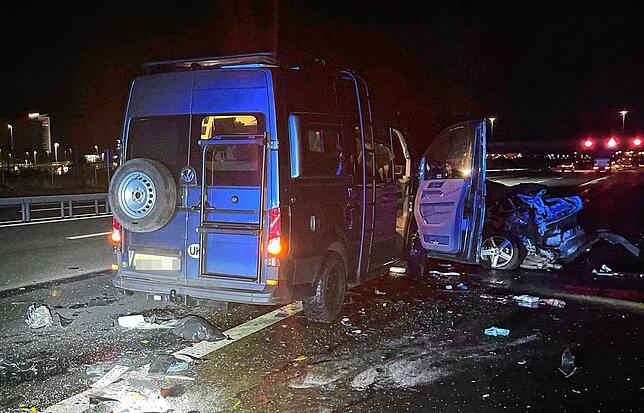 Ein Wohnmobil ist mit voller Wucht in das Auto gekracht.