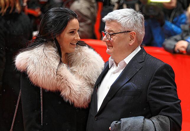 Seit 2005 verheiratet: Joschka Fischer und seine Ehefrau Minu Barati, hier in Berlin.