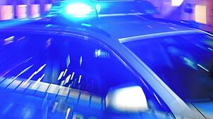 (Symbolbild) Bei einem Fußballspiel unter Freunden wurde ein 23-Jähriger von seinem Mitbewohner mit einem Messer verletzt.