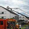 Brand in einem Mehrfamilienhaus in Friedingen: Zahlreiche Feuerwehrleute sind mit der Brandbekämpfung beschäftigt.
