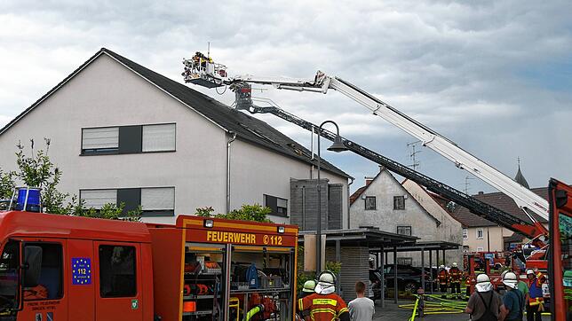 Brand in einem Mehrfamilienhaus in Friedingen: Zahlreiche Feuerwehrleute sind mit der Brandbekämpfung beschäftigt.