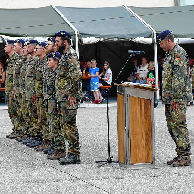 Mehrere Soldatinnen und Soldaten wurden beim Appell mit diversen Ehrungen und Auszeichnungen gewürdigt.