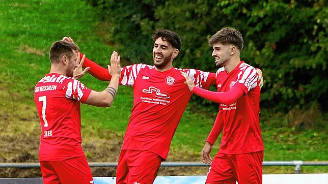 FC Rot-Weiß Salem Kapitän Luca Gruler (links) und seine Teamkameraden freuen sich über den Sieg.