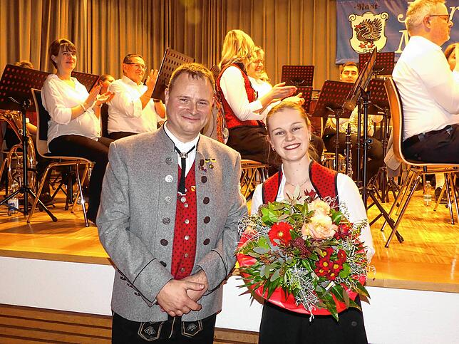 Applaus gab‘s für die strahlende Dirigentin Rosa Häuptle. Links Vorsitzender Thomas Merkel.