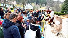 Kucky, der Kuckuck der Hochschwarzwald Tourismus, und der Osterhase verteilen 2024 in Schönwald süße Leckereien und bunte Eier an die ...