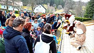 Kucky, der Kuckuck der Hochschwarzwald Tourismus, und der Osterhase verteilen 2024 in Schönwald süße Leckereien und bunte Eier an die ...