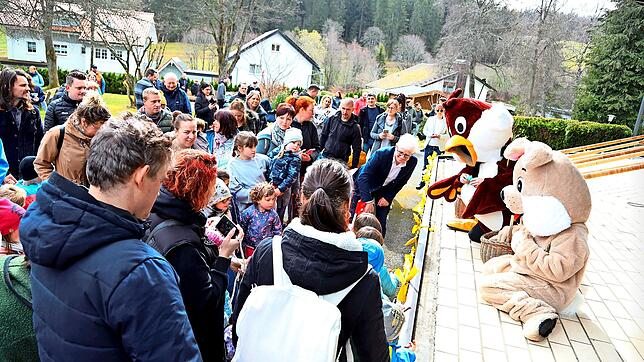 Kucky, der Kuckuck der Hochschwarzwald Tourismus, und der Osterhase verteilen 2024 in Schönwald süße Leckereien und bunte Eier an die ...