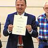 Die Arbeiten zum Breitbandausbau in Oberhof und Hänner können beginnen. Bürgermeister Adrian Schmidle (Mitte) und die Ortsvorsteher ...