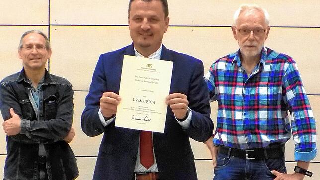 Die Arbeiten zum Breitbandausbau in Oberhof und Hänner können beginnen. Bürgermeister Adrian Schmidle (Mitte) und die Ortsvorsteher ...