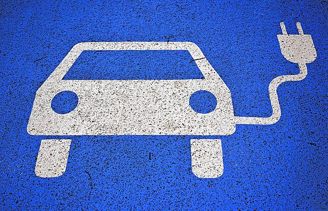 Ein Piktogramm zeigt den Stellplatz neben einer Ladesäule für E-Autos. Verbraucher in Deutschland und Frankreich erwarten laut einer ...
