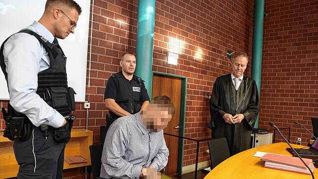 Marcel K. aus der Anklagebank im Landgericht Konstanz, im Hintergrund sein Verteidiger Henning Stutz. Am vierten Verhandlungstag zeigte ...