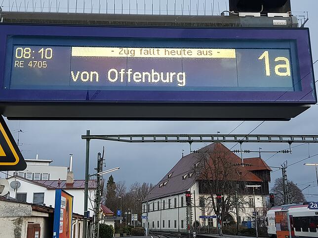 Sturm "Sabine" legt den Zugverkehr ab Bahnhof Konstanz lahm.
