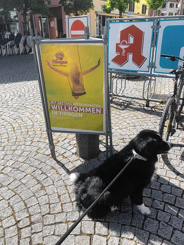 „Mit Abstand am Schönsten“ steht auf einem Plakat in der Tiengener Hauptstraße, das auf die Wiedereröffnung der Geschäfte ...