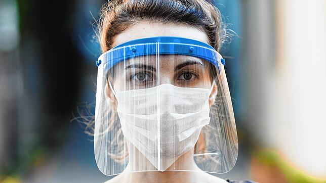 Ein Gesichtsschild aus Plastik alleine ersetzt laut Landratsamt Waldshut nicht die Mund-Nase-Bedeckung.