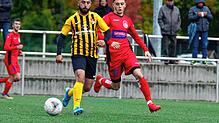 Abdulrama Mahbani (TSV Konstanz) im Zweikampf mit Loris Carstelli (FC Bad Dürrheim).