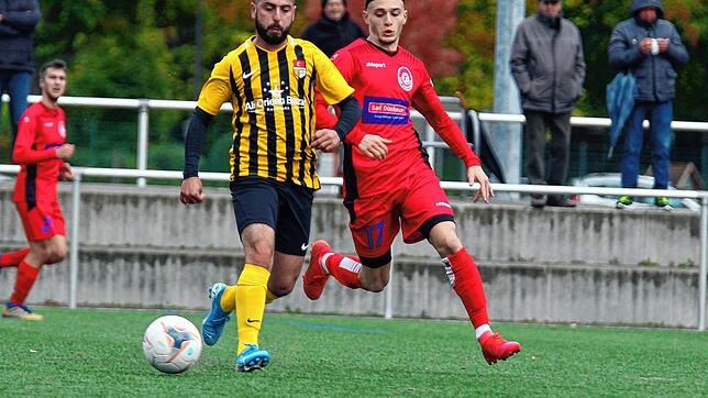 Abdulrama Mahbani (TSV Konstanz) im Zweikampf mit Loris Carstelli (FC Bad Dürrheim).