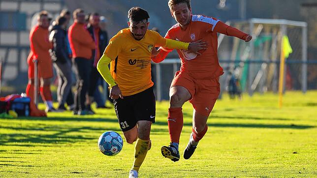 Die Fiore-Brüder des FC Öhningen-Gaienhofen (Alessandro Fiore Tapia, links) ließen das Team und die Fans heute gegen FC RW Salem (Moritz ...