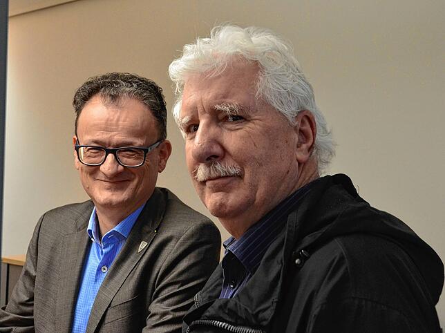 Uwe Achilles und Lothar Groß unterhalten sich über die Arbeitsplätze.