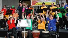 Auftritt der Lautenbacher Blaskapelle in der Bundeshauptstadt Berlin im Jahr 2011 mit der Ministerin Ursula von der Leyen, dem ...