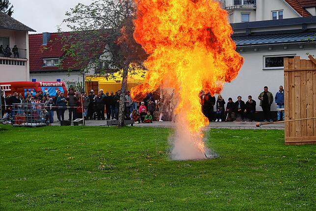 So sieht es aus, wenn auch nur ein kleiner Fettbrand mit Wasser zu löschen versucht wird.