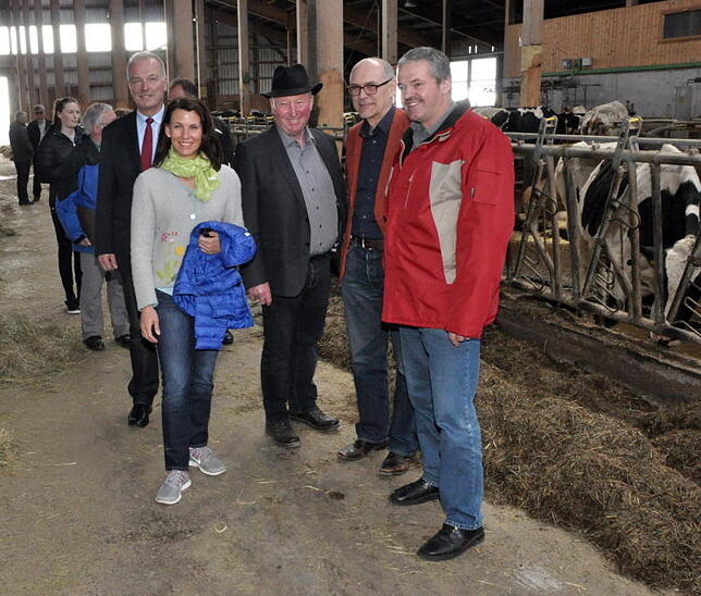 Michael Nödel (BLHV, von links), SPD-Bundestagsabgeordnete Rita Schwarzelühr-Sutter, Franz Käppeler und Hubert God (BLHV) sowie Oswald ...