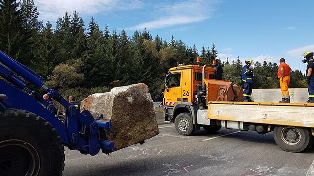 Einsatzkräfte transportieren an einer Unfallstelle auf der Autobahn 81 bei Villingen-Schwenningen einen Felsbrocken ab. Ein 3 Tonnen ...