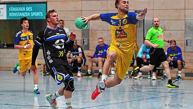 Kai Mittendorf (am Ball, hier im Heimspiel gegen Neuenbürg) feierte mit der HSG Konstanz II den dritten Sieg in Serie.