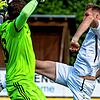 Die Wende: Der Wutöschinger Matthias Mietz kommt beim 2:1-Erfolg gegen den SV Obersäckingen vor Torwart Jens Liebezeit an den Ball und ...