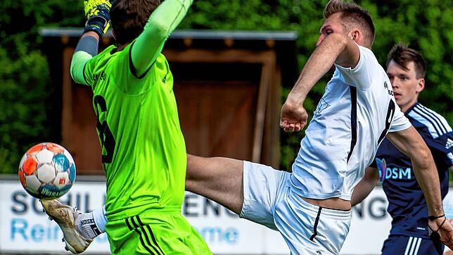 Die Wende: Der Wutöschinger Matthias Mietz kommt beim 2:1-Erfolg gegen den SV Obersäckingen vor Torwart Jens Liebezeit an den Ball und ...