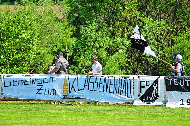 Auch bei einem Abstieg werden die Schonacher Fans ihre Mannschaft unterstützen und auf Auswärtsspielen begleiten. Dies haben die ...