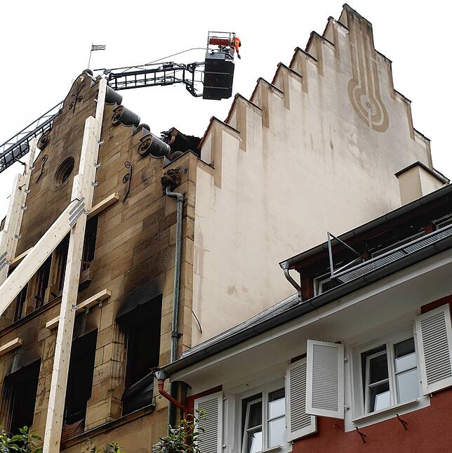 Die Feuerwehr, aber auch die Brandmauer haben das Übergreifen des Feuers auf das nebenliegende Gebäude (rechts) verhindert.